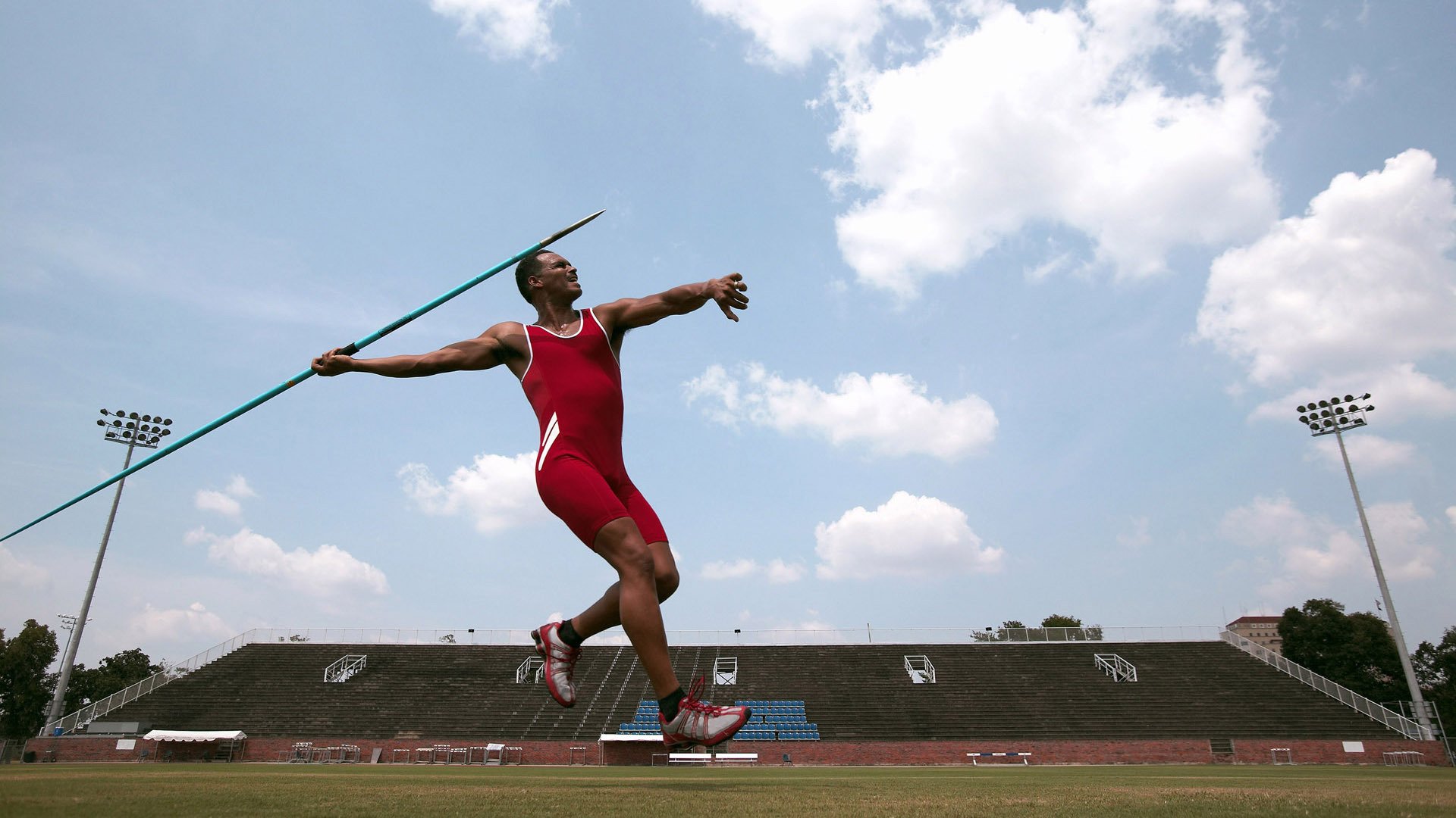 绿茵场与球台的双重奏，德国战车鏖战葡萄牙，马龙领衔乒坛巅峰对决